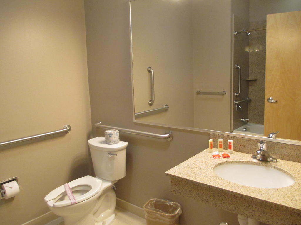 Red Carpet Inn And Suites Monmouth Junction Номер фото