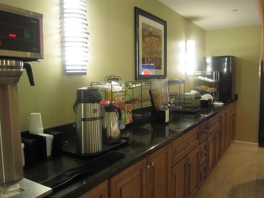 Red Carpet Inn And Suites Monmouth Junction Екстер'єр фото
