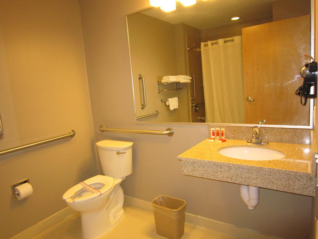Red Carpet Inn And Suites Monmouth Junction Номер фото