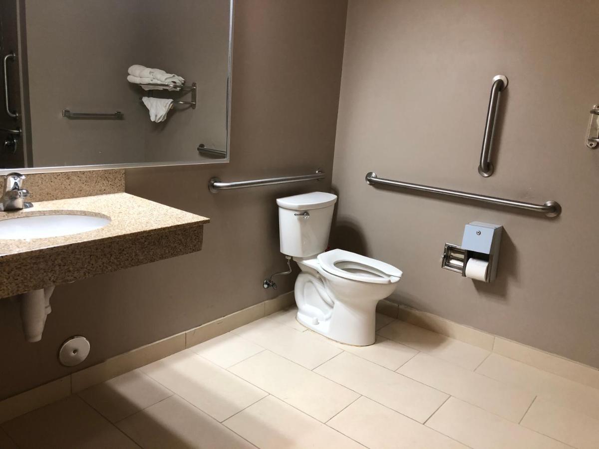 Red Carpet Inn And Suites Monmouth Junction Екстер'єр фото